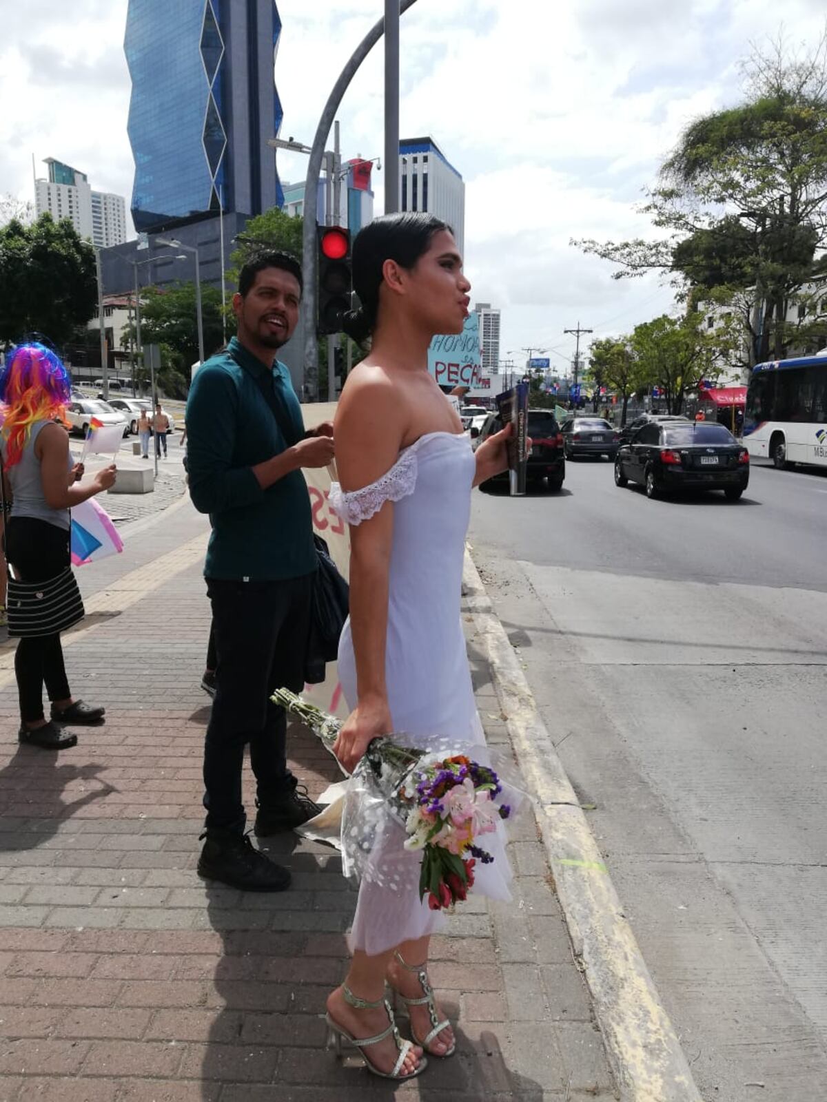 Aspirante a diputado se besa con otro frente iglesia.El mismo que se desnudó