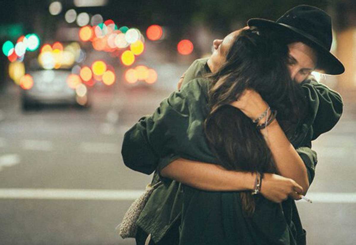 Estudios reafirman que abrazar a un amigo lo ayuda a resolver conflictos