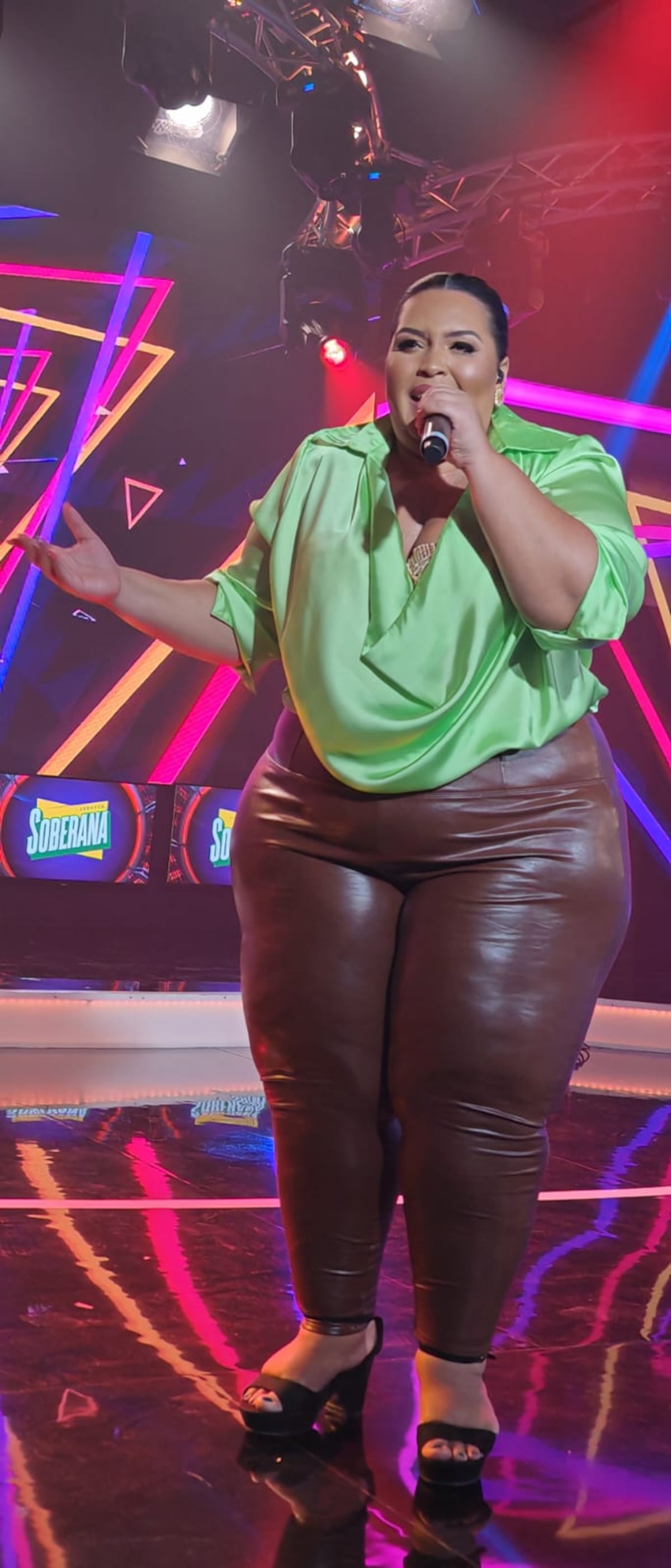 Le dijeron que parecía un aguacate. Joselyne de ‘Versus’ no le para bola a las críticas sobre su ropa