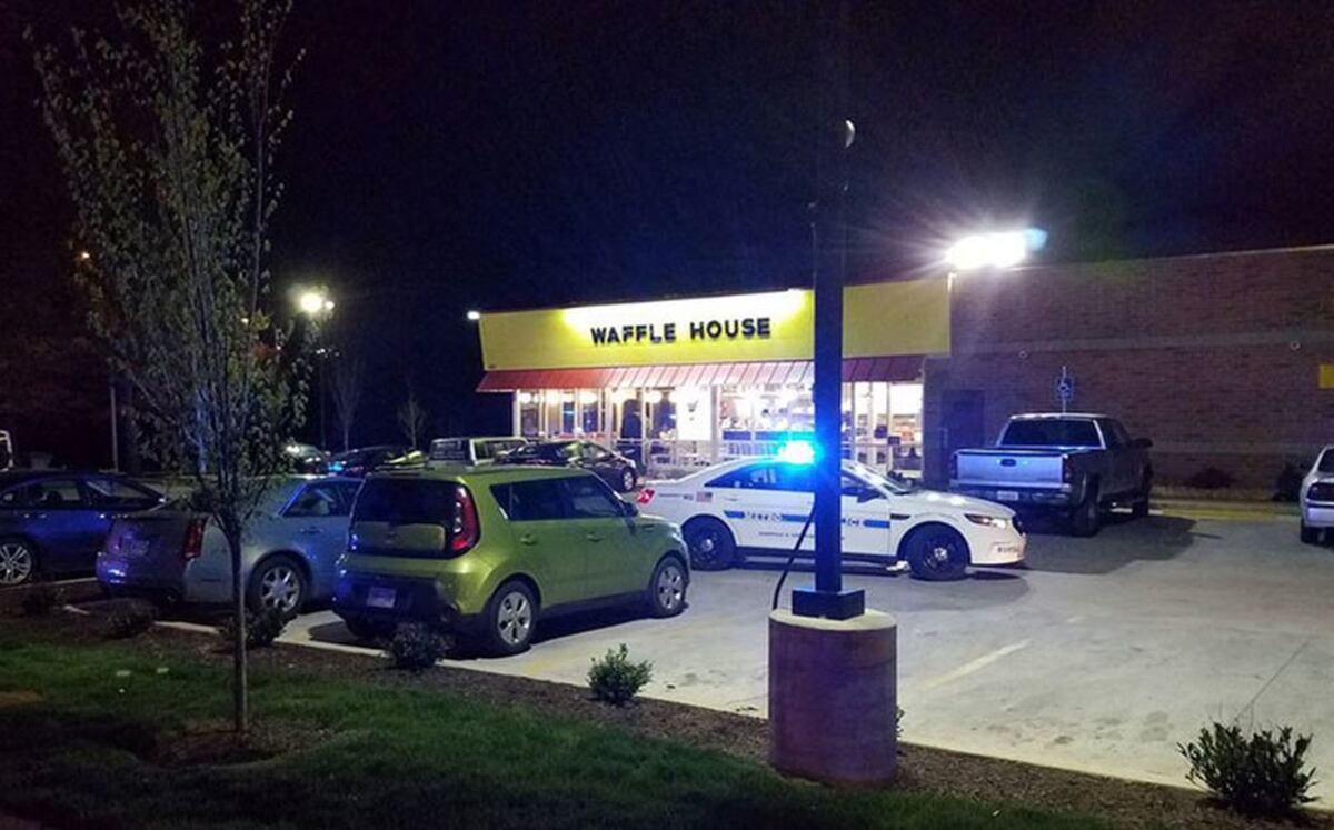 Hombre desnudo mata a tres personas en una cafetería