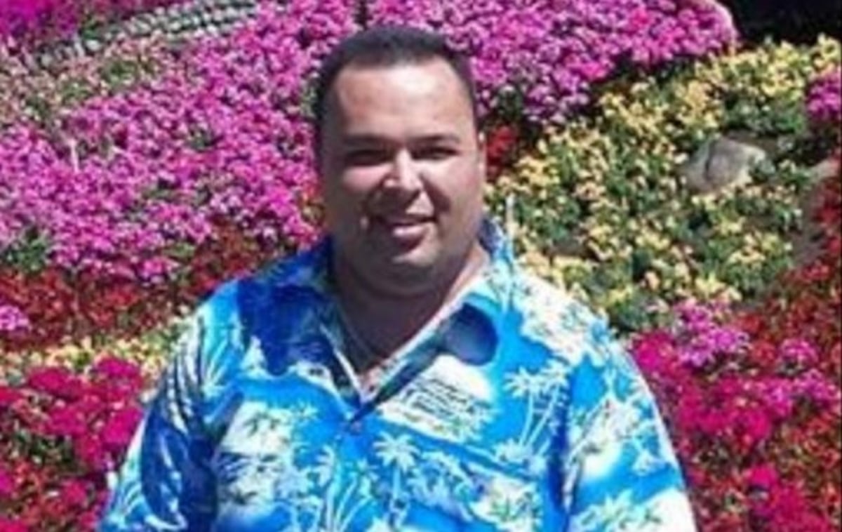 Hallan a docente muerto dentro de su carro en Los Santos