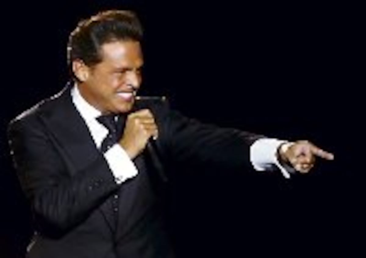 Reaparece Luis Miguel con algunas libras de más