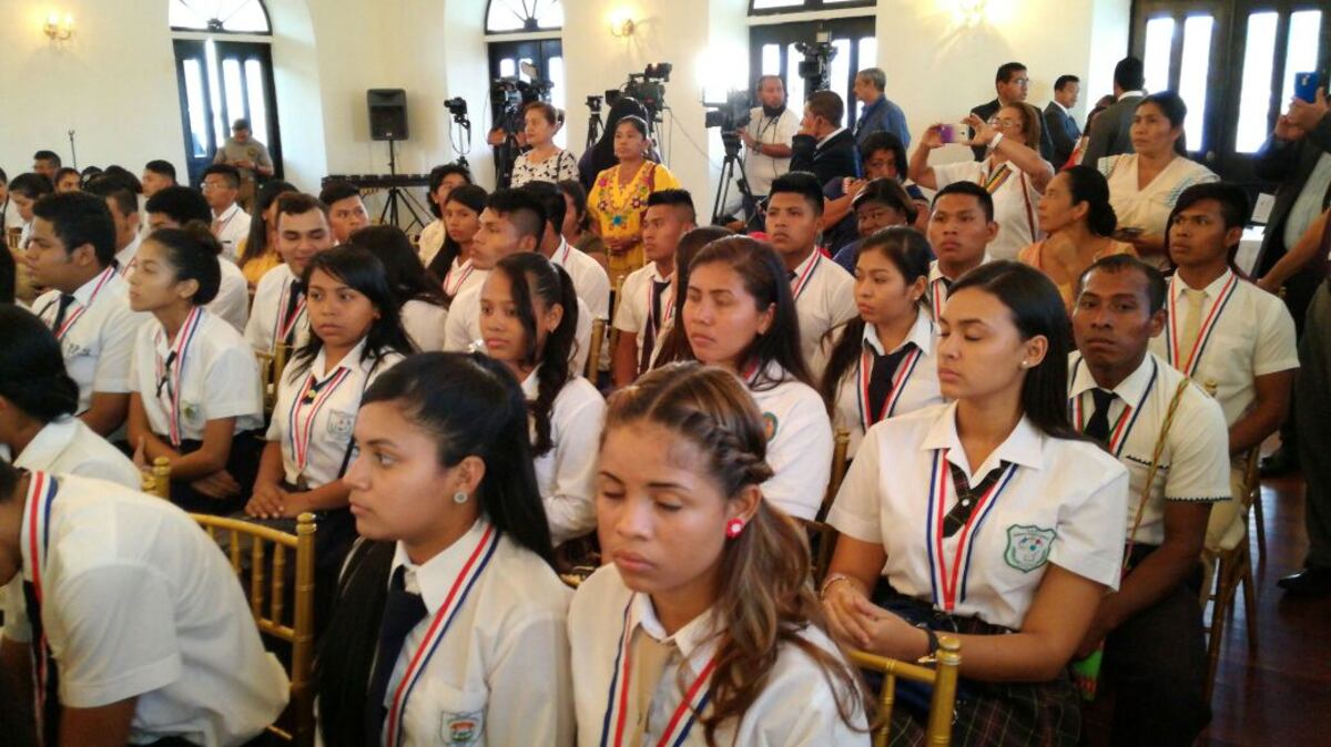 ¡BIEN CHICOS! El Gobierno premia a buenos estudiantes con computadoras