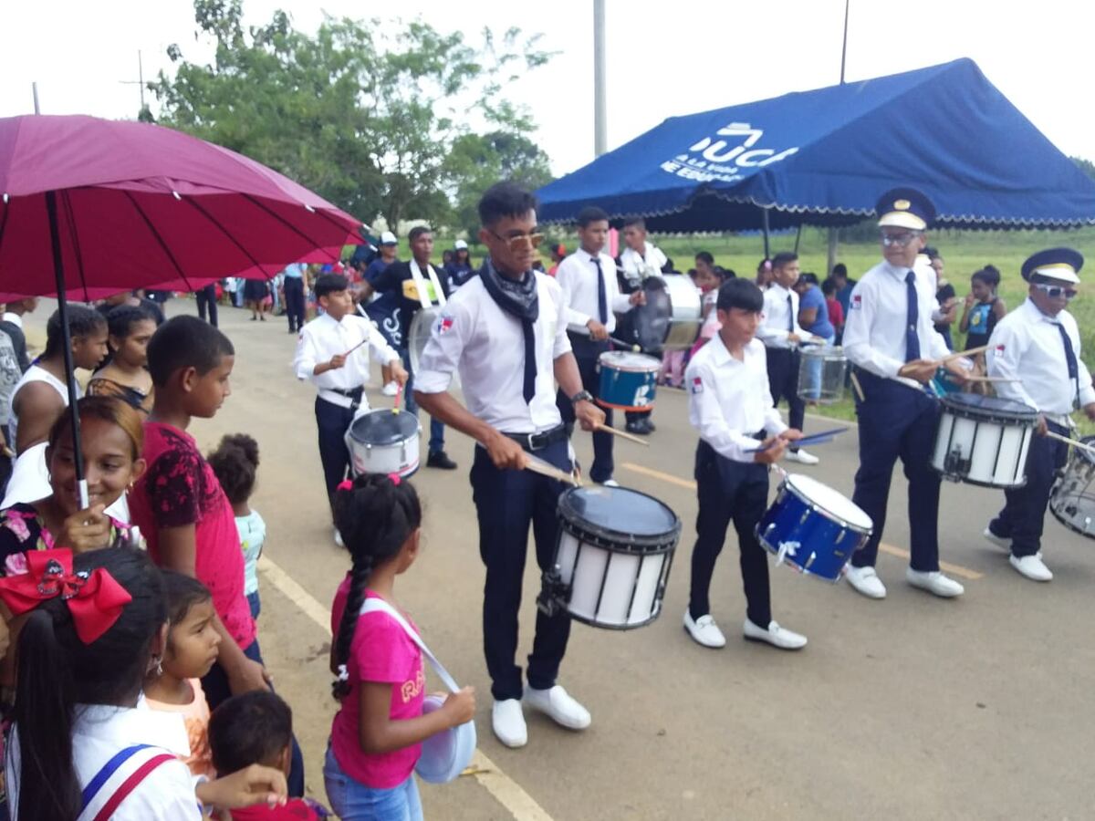 En Chepo protestan creativa y patrióticamente contra la violencia