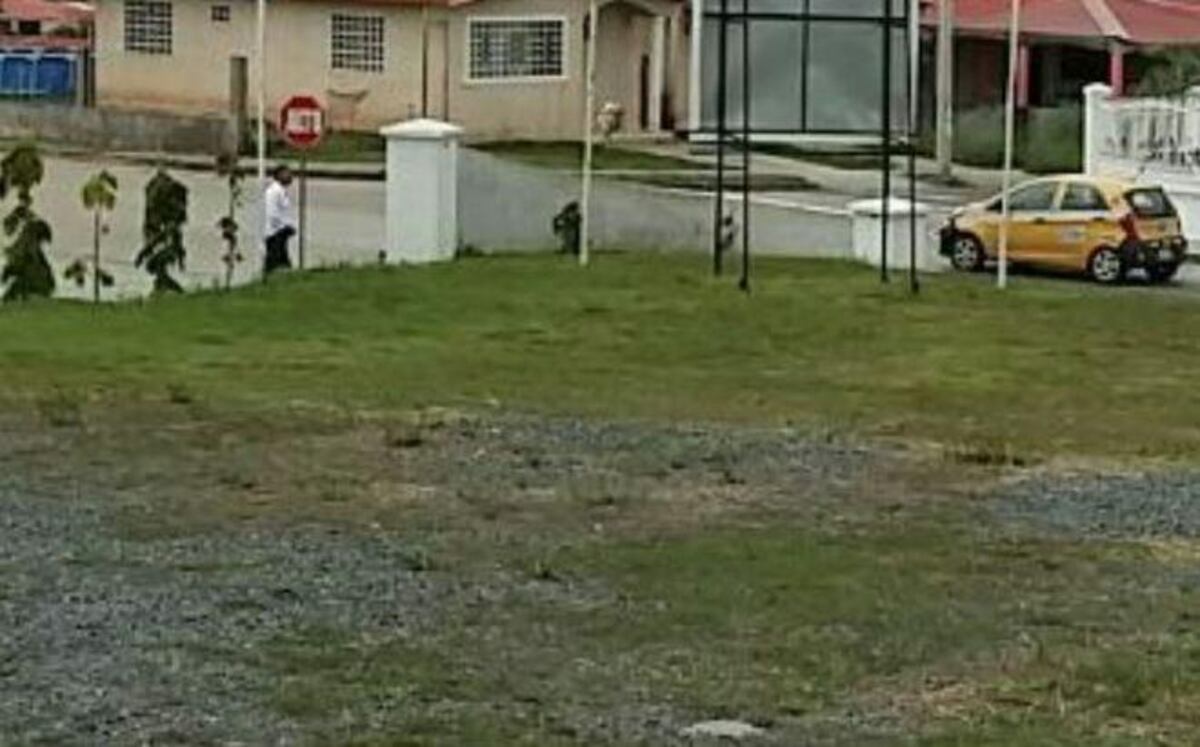 El dueño de la vivienda le lanzó un tanque de gas vació y le quitó el cuchillo