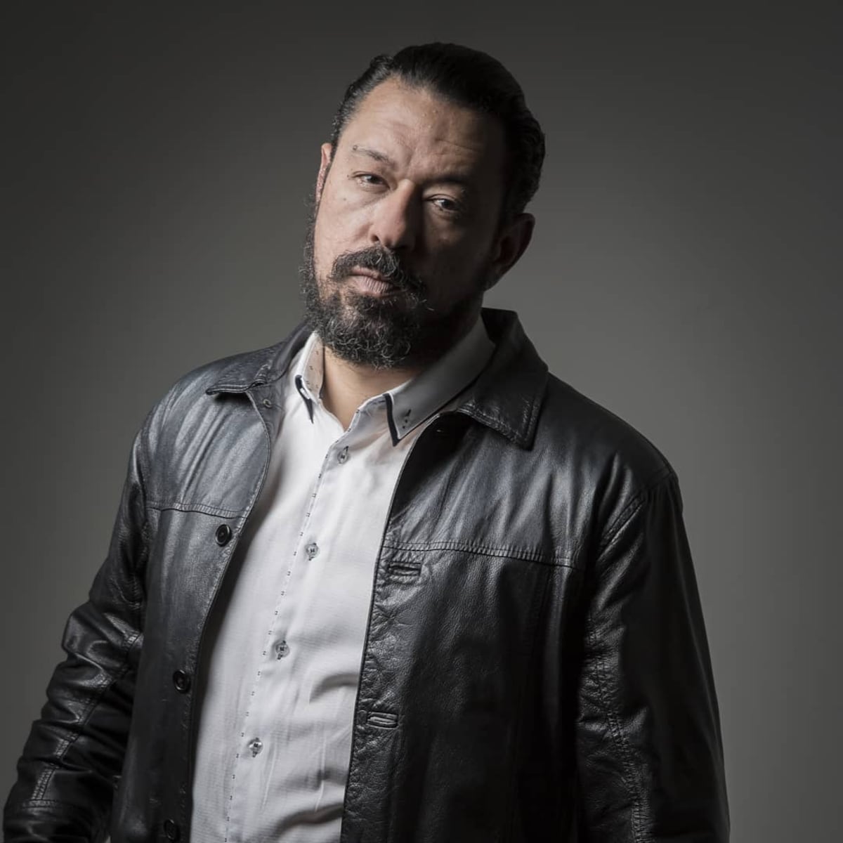 Apoya el talento nacional. Actor pana en serie de Netflix que recibió buenas criticas y mucha audiencia