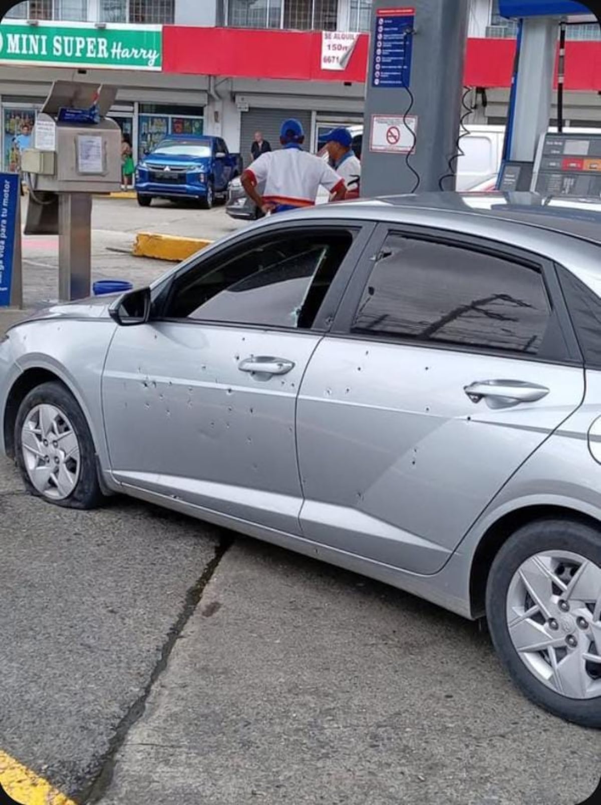 ‘Dondo’, señalado como cabecilla de ‘Los BB’ se bajó por unas herramientas para arreglar una llanta ‘flat’ y su auto recibió más de 40 disparos