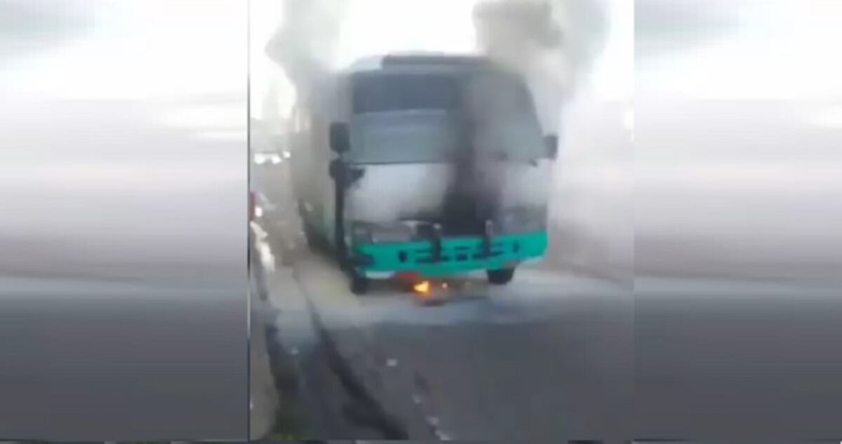 Bus se incendia en la vía Cincuentenario a la altura Chanis 