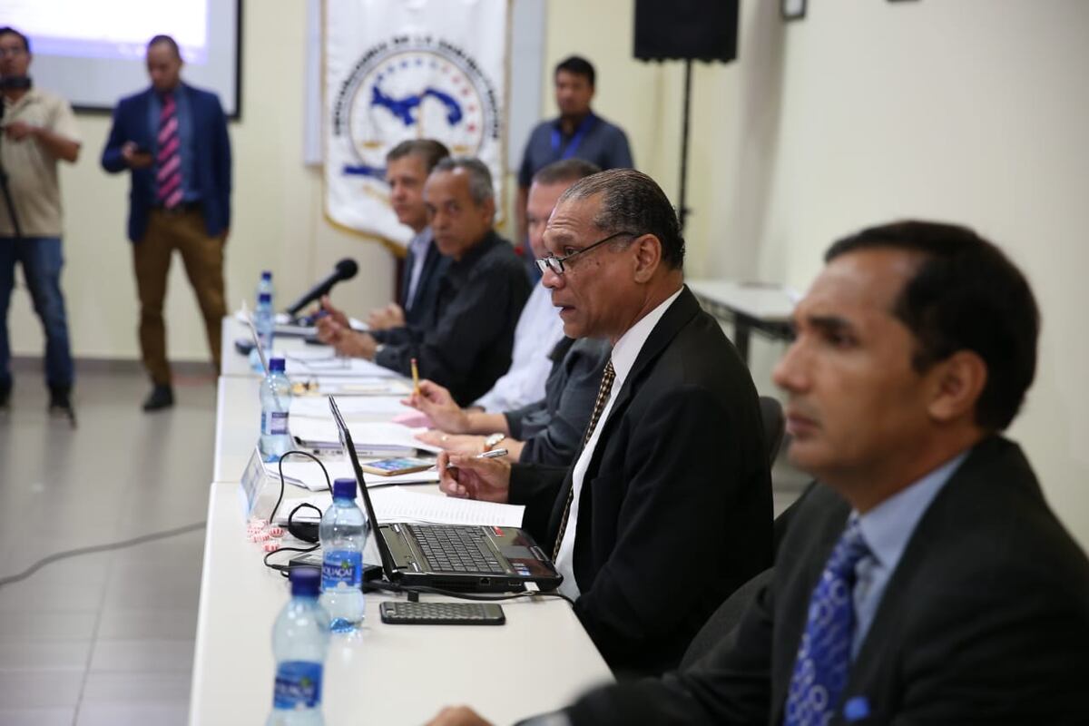 Comisión Evaluadora entrevista a más candidatos a magistrados