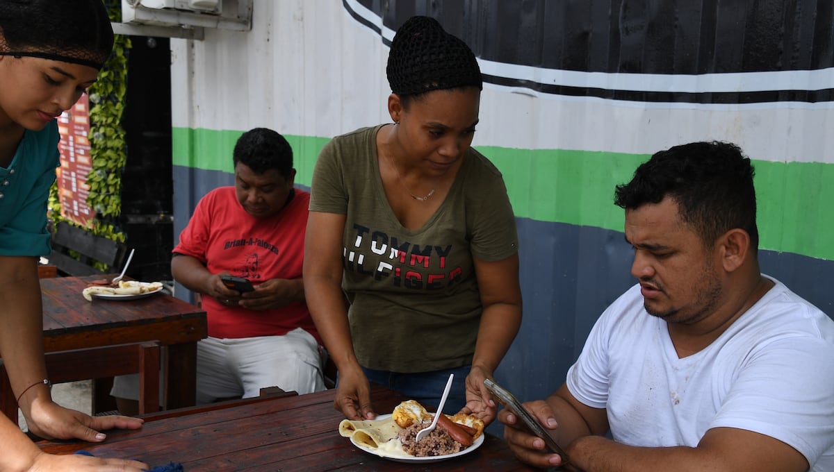 Lizy Valdés, una joven madre emprendedora del sector de Las Mañanitas