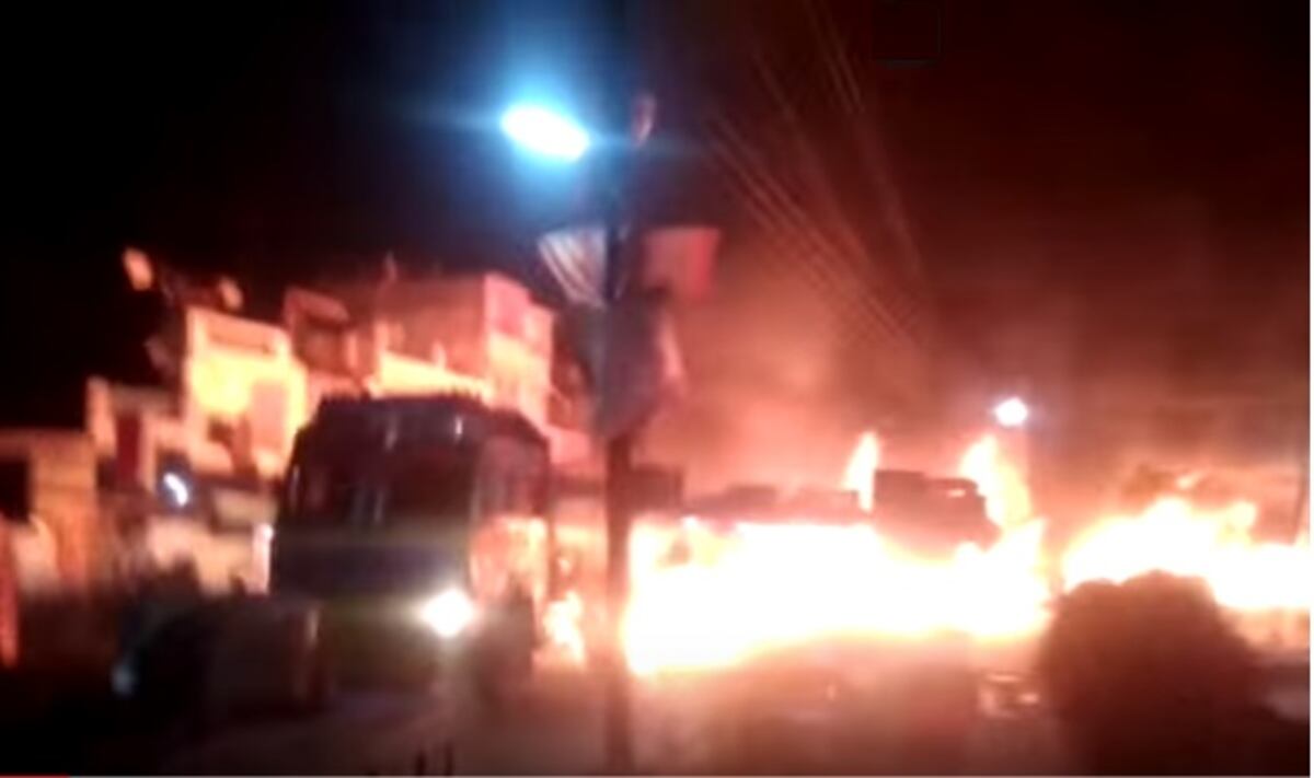 ¡Tremendo héroe! Conductor saca cisterna en llamas de un pueblo y evita muertes