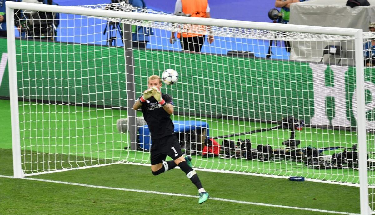 Mohamed Salah anima a su portero Karius tras los errores de la Champions