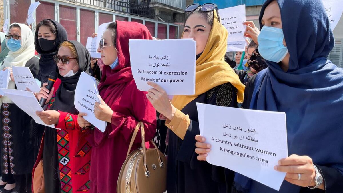 Los talibanes atacaron con gases lacrimógenos y tiros al aire una nueva marcha de mujeres en Kabul