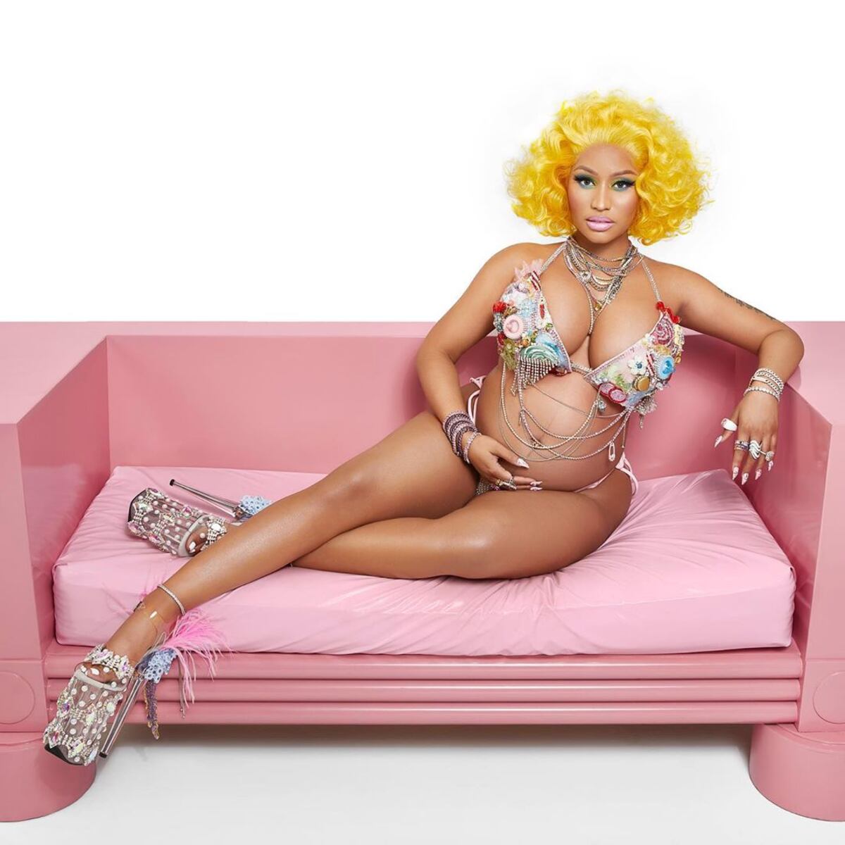 Qué pipón. Nicki Minaj revela su primer embarazo de manera extravagante +Fotos