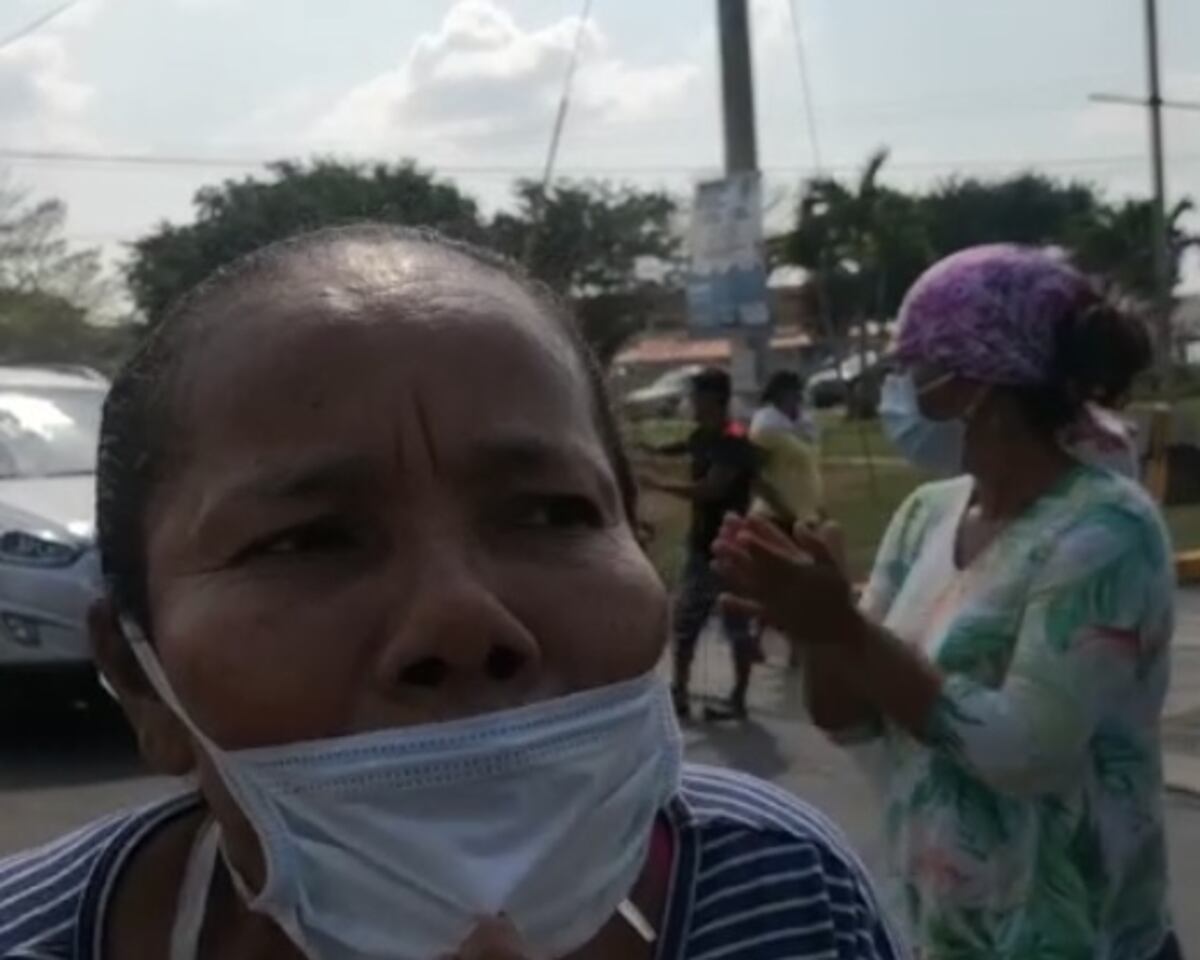 Esto se descontroló. En Playa Chiquita, Puerto Caimito también reclaman bonos. Cierran vías. Video