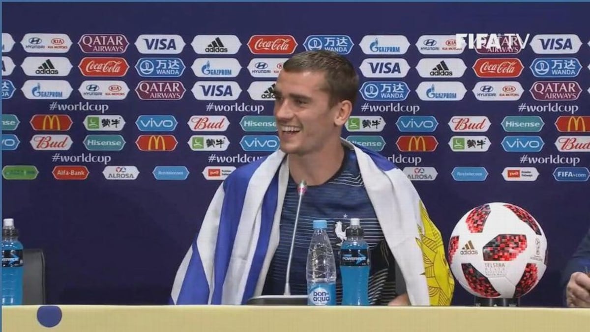 Griezmann celebra el triunfo de Francia en el Mundial con bandera uruguaya