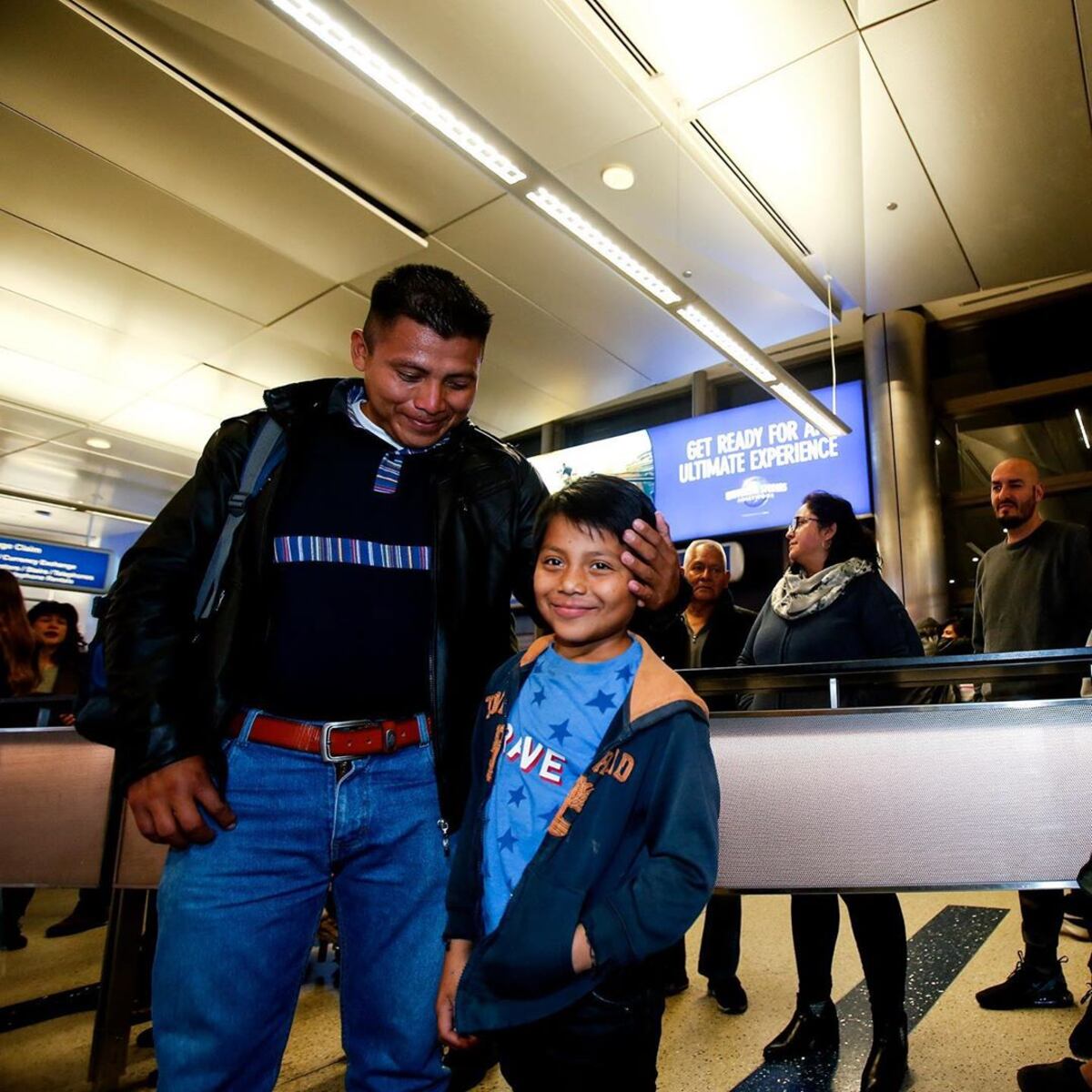 Tras año y medio de ser separados en EEUU, nueve padres migrantes deportados lograron reunirse con sus familiares