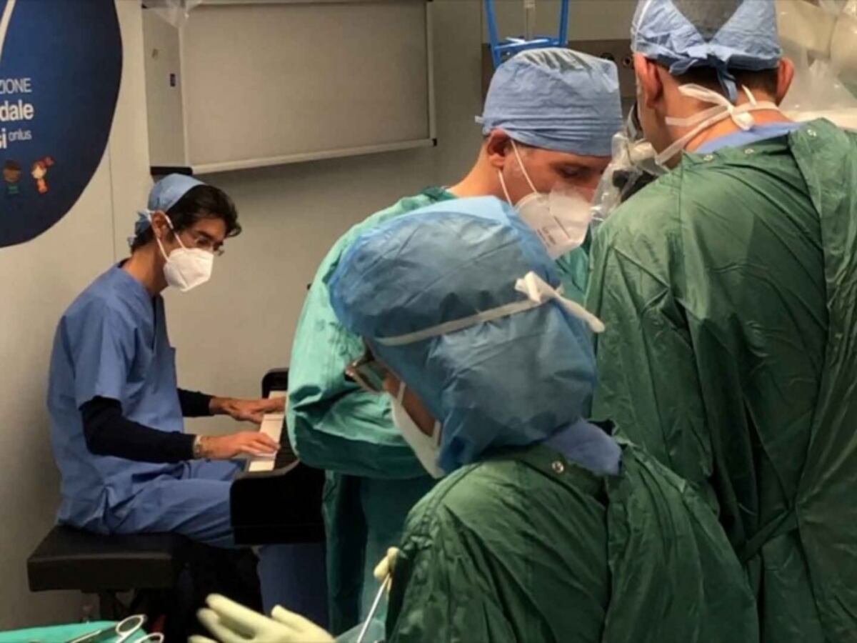 Niño con doble tumor es operado mientras tocan un piano. Video