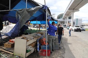 Más de 100 buhoneros del Metro 24 de Diciembre deben desalojar pese a promesas de plan piloto