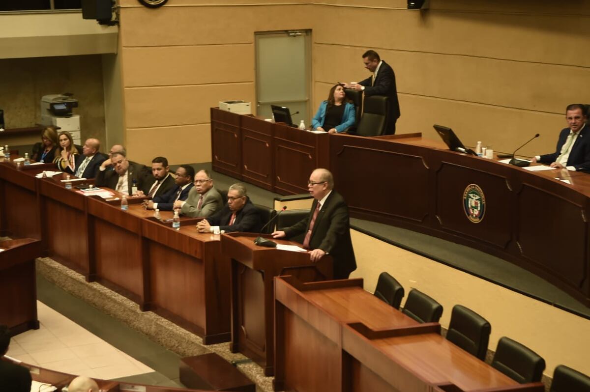 Director de la Caja de Seguro Social acude a la Asamblea Nacional