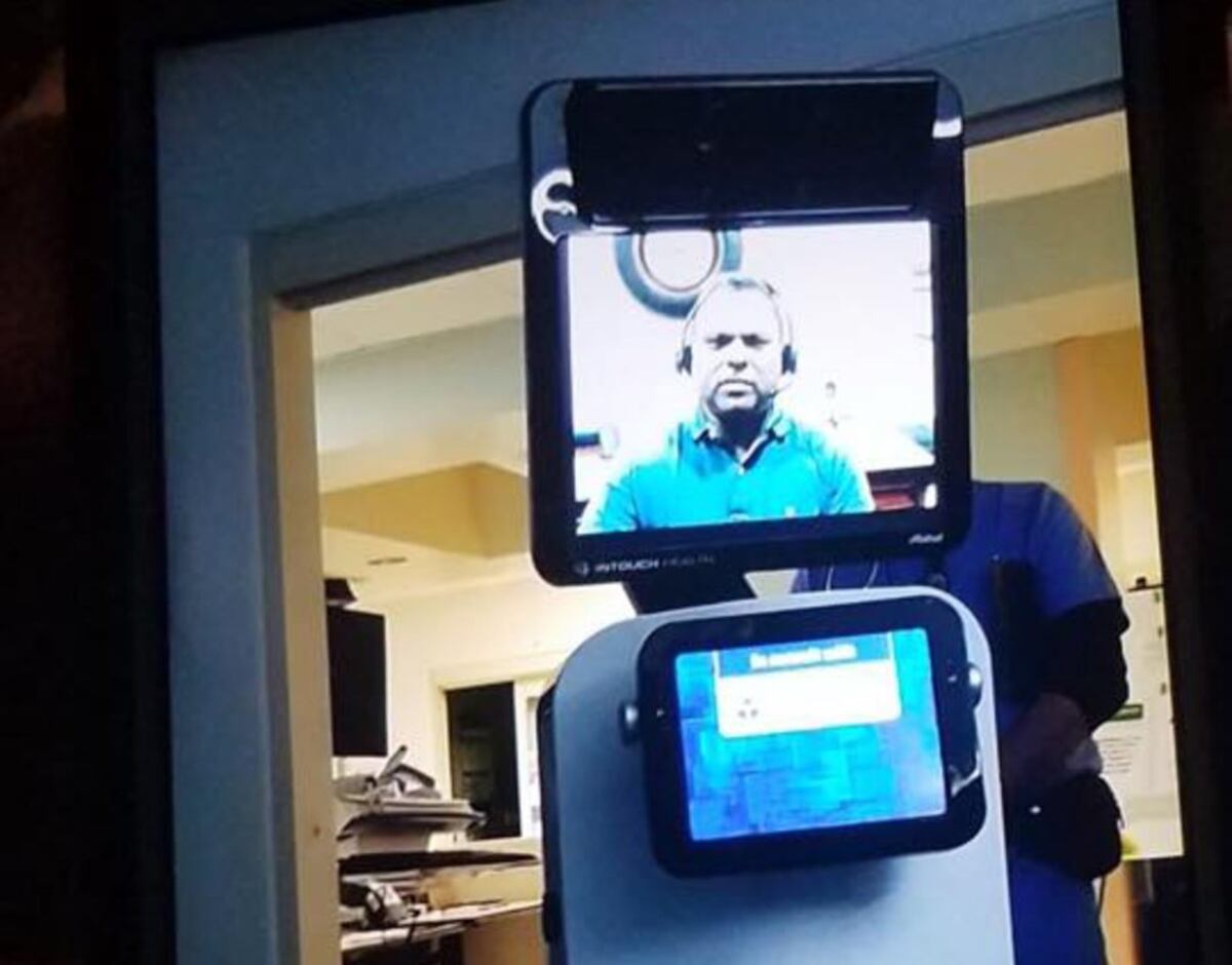 Un doctor le anuncia a paciente a través de un robot que moriría