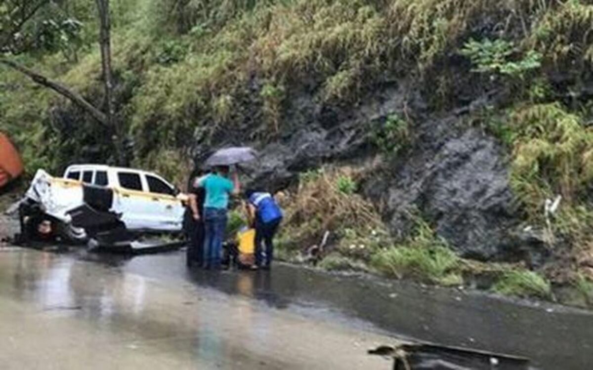 ÚLTIMA HORA. Auto oficial choca contra una mula en vía Centenario| VIDEO