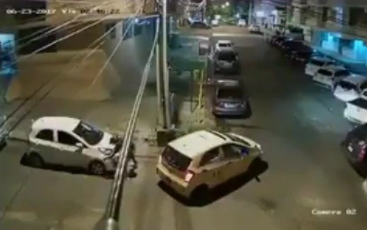 VIDEO | Hurtan la defensa de un carro y escapan en un taxi