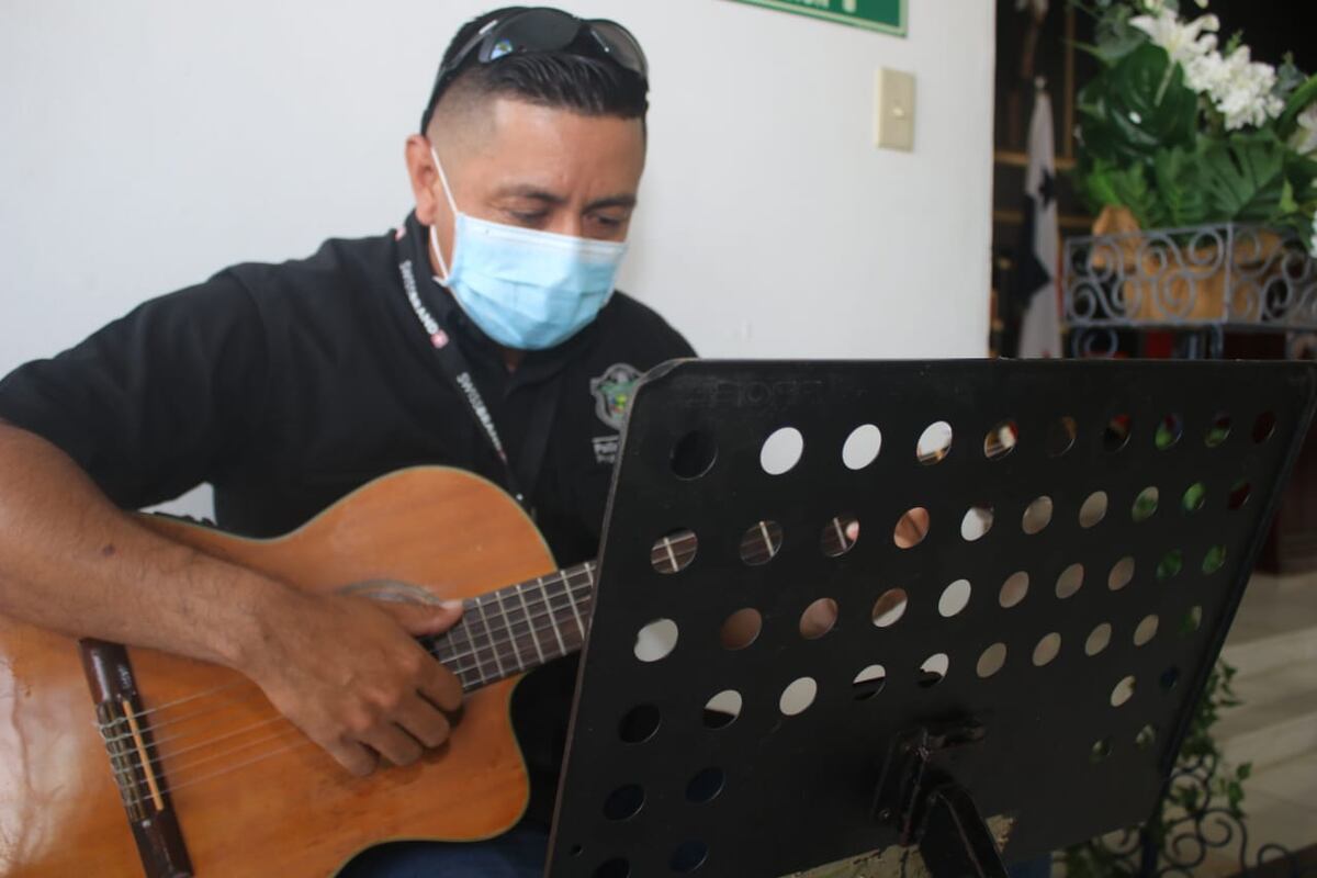 El semillero de músicos de la Policía Nacional enseña sus conocimientos a través de clases virtuales | Video 