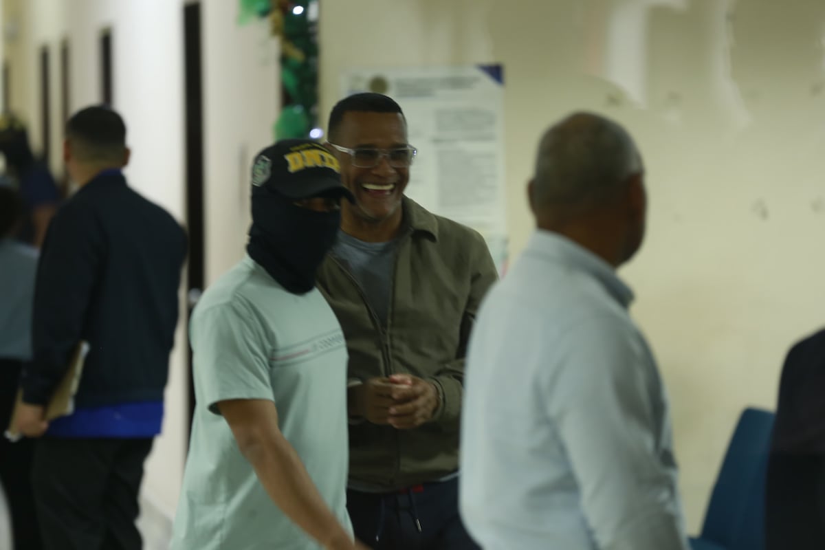 Sonrisa de oreja a oreja: Papá de Dayra Caicedo llega a audiencia de la Operación Nodriza