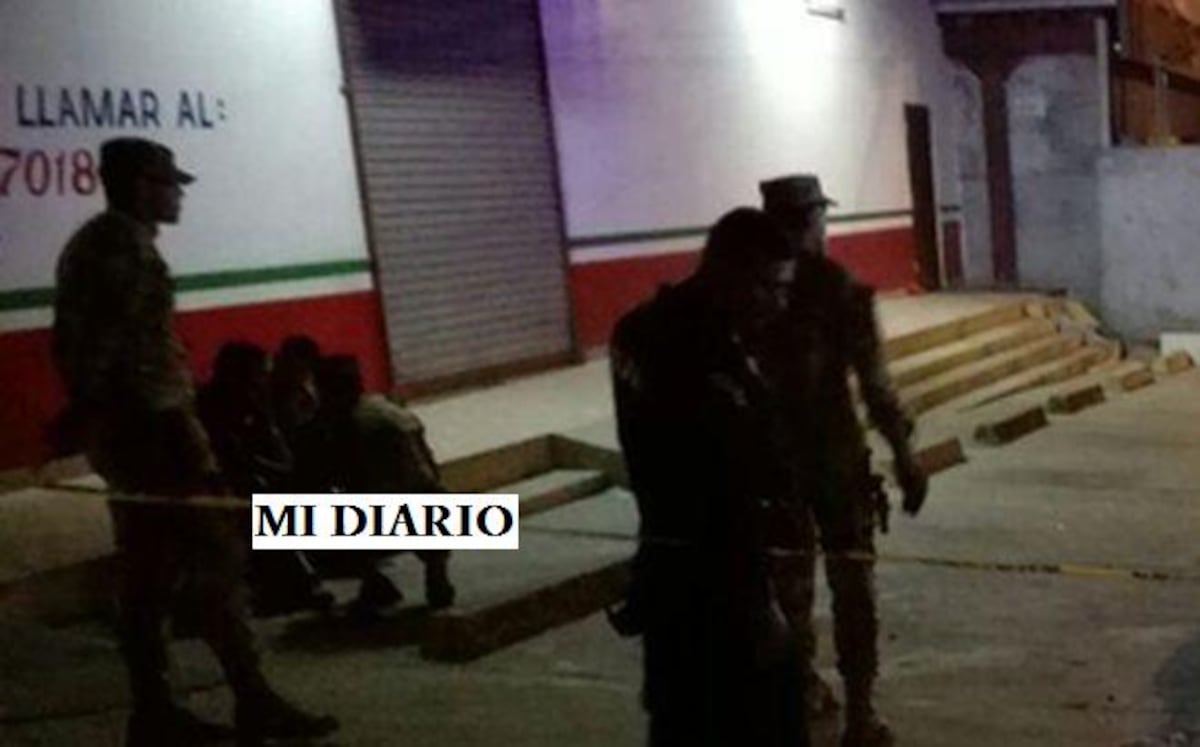 ¡AY, DIOS! Entre 5 roban minisúper y atacan a taxista con arma en mano 