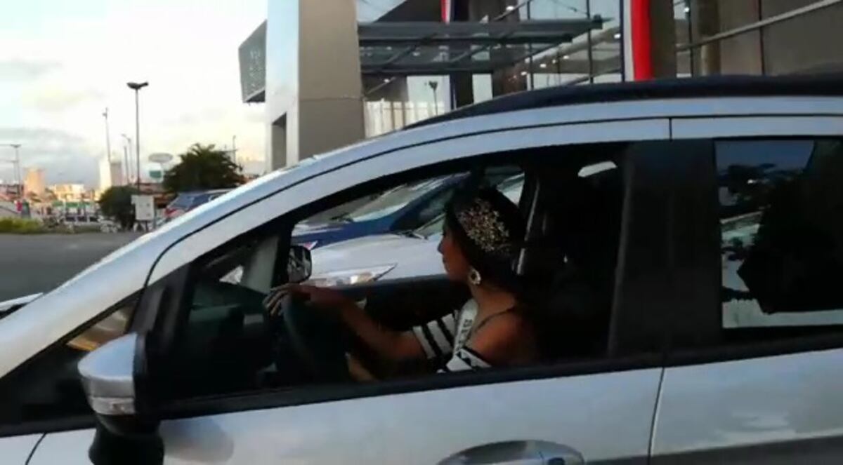 Sorprenden a Rosa Montezuma con un auto nuevo.¿Si sabe manejar? Chequeen. Video