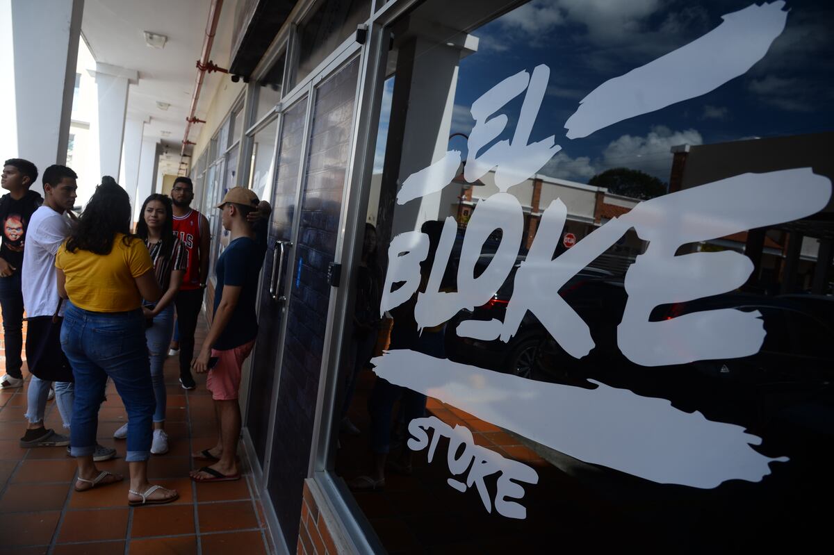 Cientos de Jóvenes madrugaron por el Sech y solo 30 se llevaron un boleto gratis