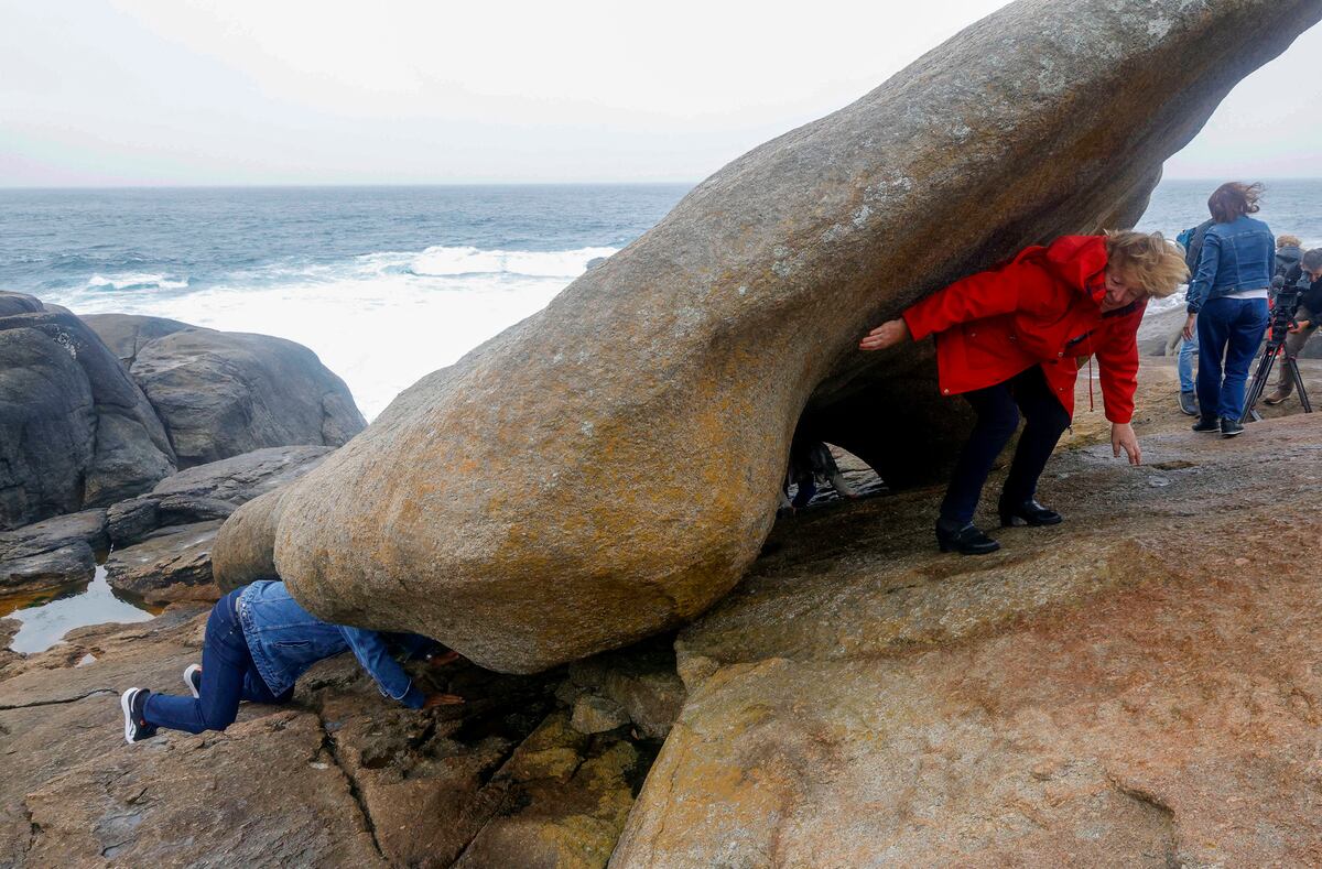 Muxía, la zona cero del ‘Prestige’, vuelve al foco internacional por sus populares piedras