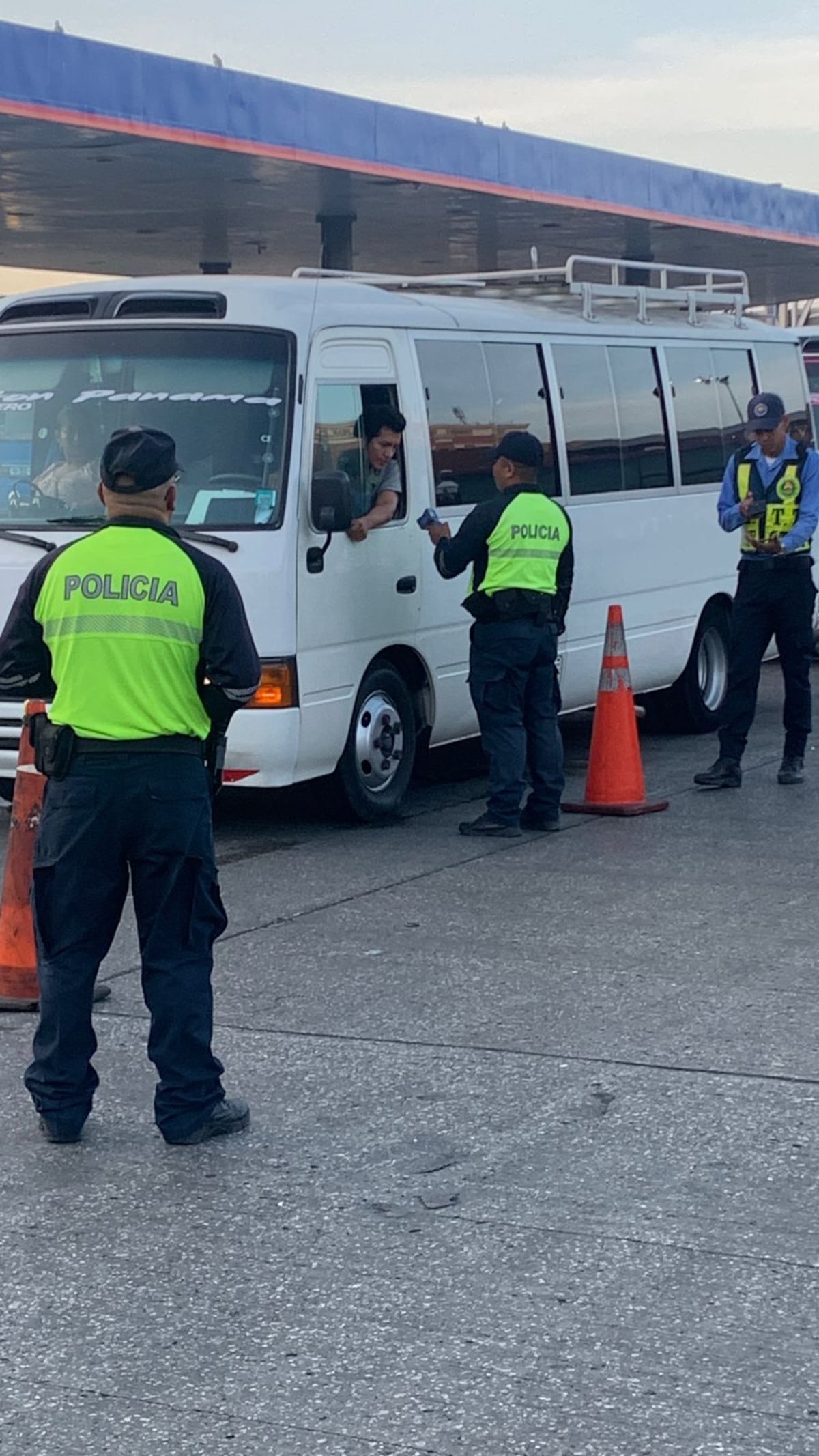 Pasan por el guarómetro. Conductores de buses sancionados andaban con llantas lisas