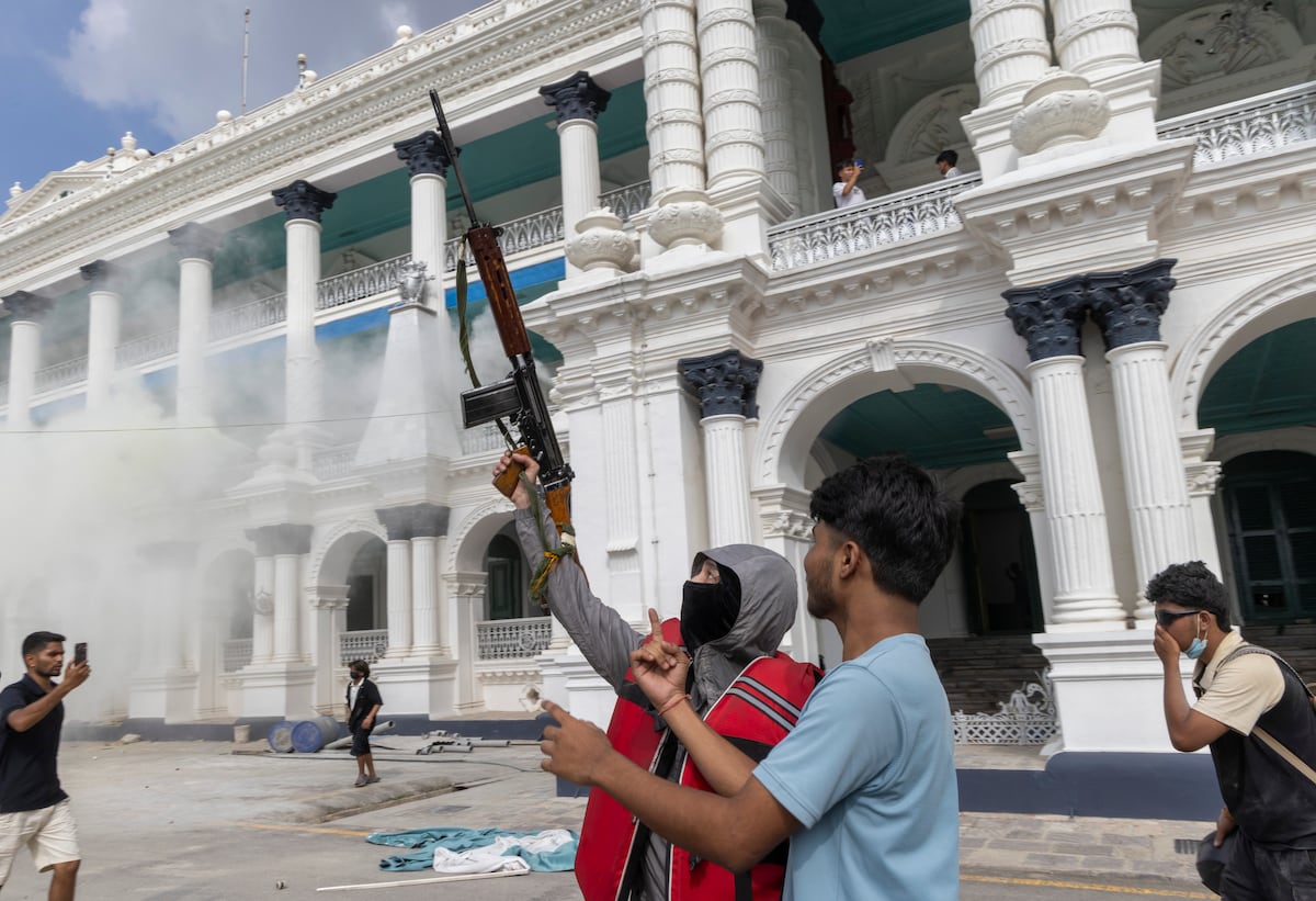 ¡Humillado y arrojado al río! Ministro de Finanzas de Nepal vive el peor día de su carrera