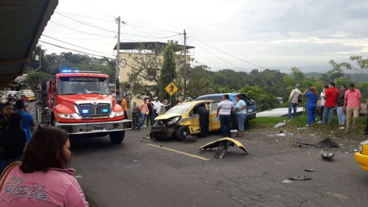 Auto colisiona y  cae dentro de una casa en Alcalde Díaz. Hay heridos | Video