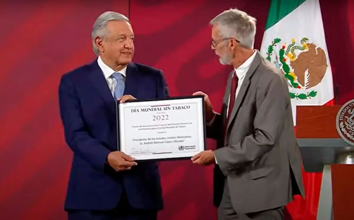 OMS premia al presidente de México por su lucha contra el tabaco