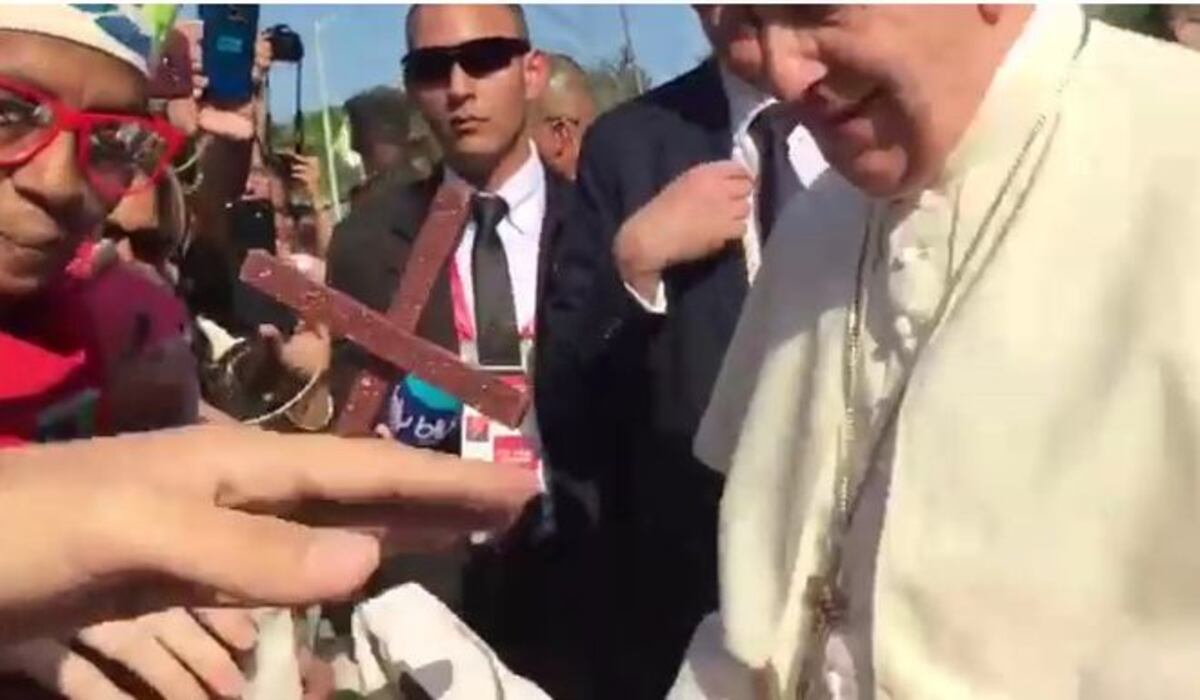 'Los viejos armamos líos, pero...'.Miren a quién el Papa besa y canta cumpleaños