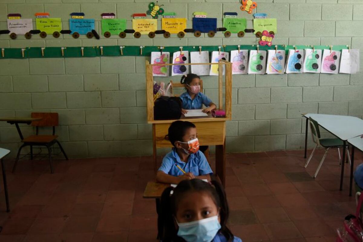 Crea un peculiar pupitre de madera personalizado para proteger a su hija de coronavirus