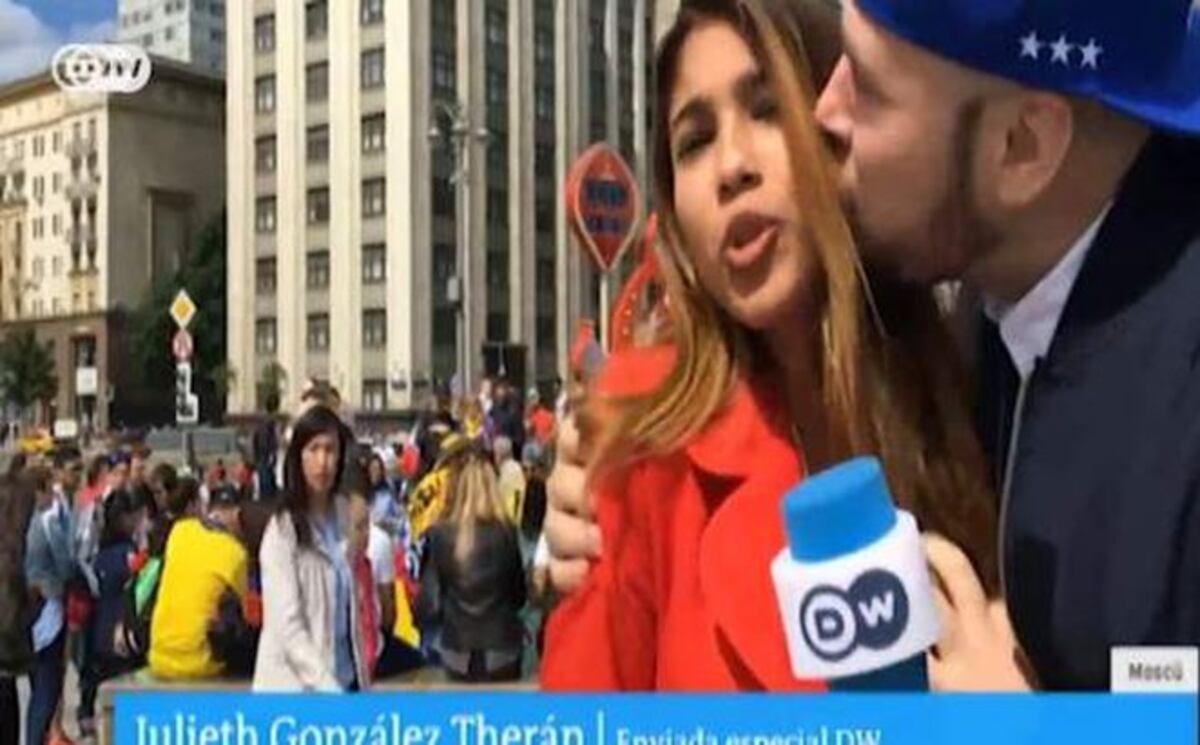 Ay, Padre. Periodista es acosada durante un directo en el Mundial de Rusia   