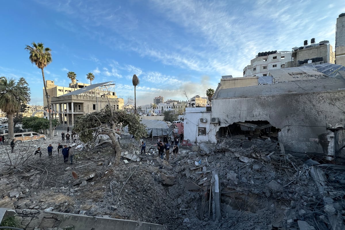 Israel mata a seis hermanos en un ataque aéreo contra un vehículo en el centro de Gaza