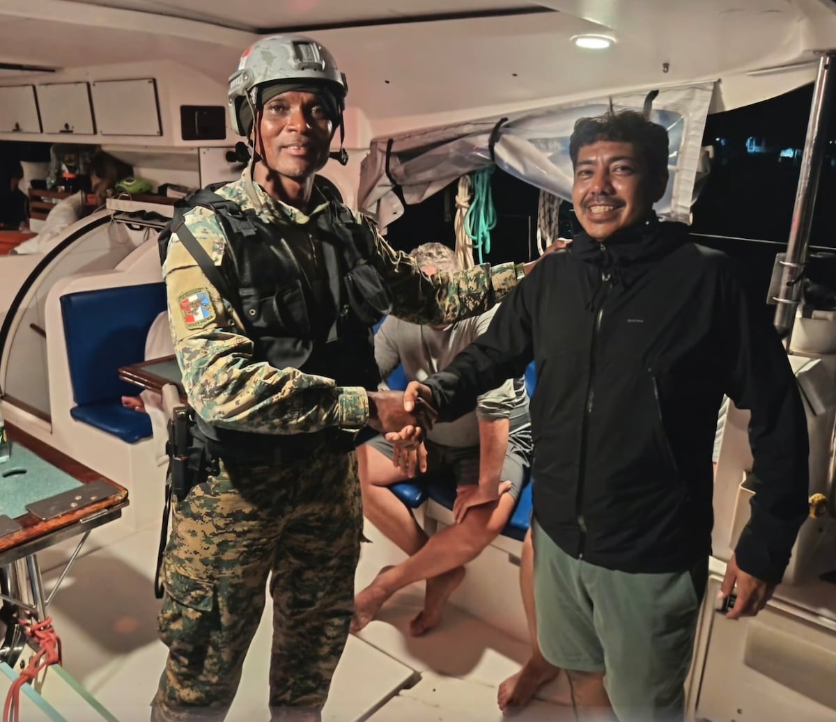 Rescate en alta mar: 16 personas de distintas nacionalidades son auxiliadas tras quedar a la deriva en Guna Yala