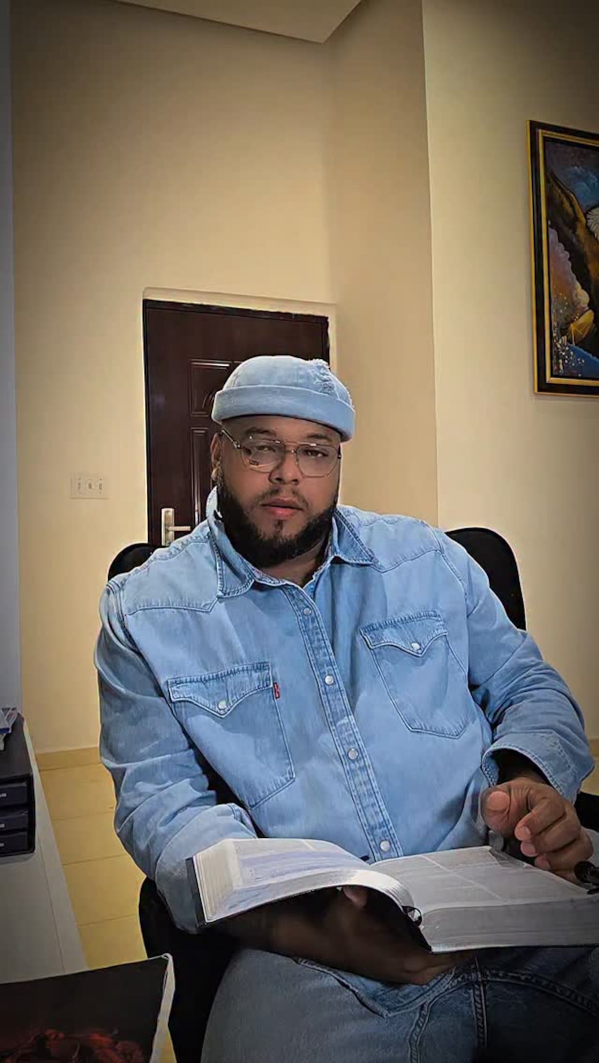 Fogón y mensaje de fe: Dubosky comparte su sazón y palabras de esperanza con vecinos que perdieron su casa + Vídeo