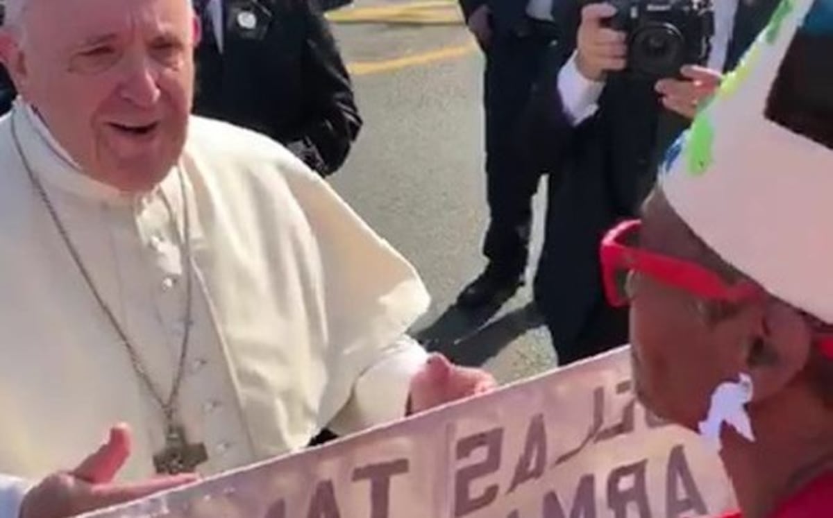'Los viejos armamos líos, pero...'.Miren a quién el Papa besa y canta cumpleaños