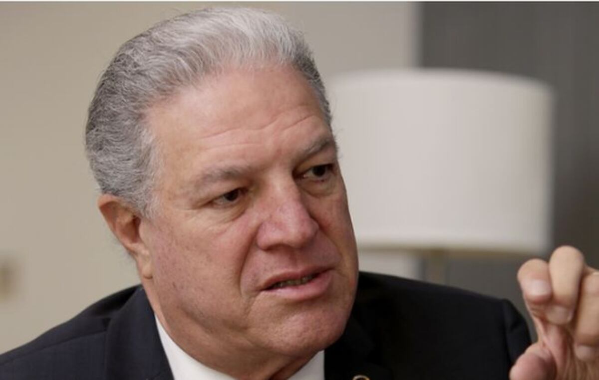 ¡EN DÍA DE DESCANSO! Toro embiste a exministro del Mida en su finca 