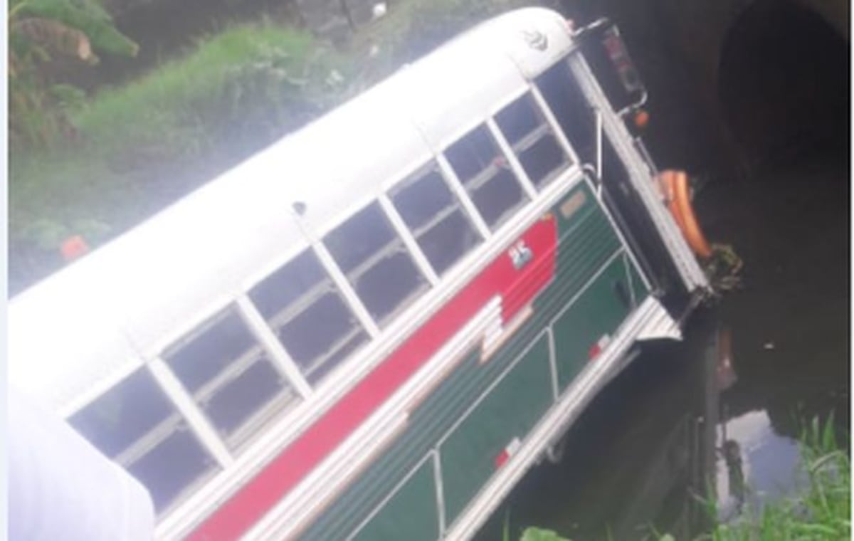 LO ÚLTIMO| Bus choca brutalmente , atropella a menor y deja varios heridos