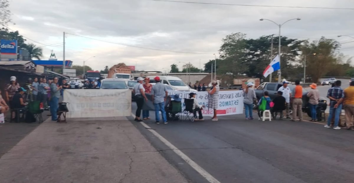 Pacientes afectados por dietilenglicol bloquean la vía Panamericana en Divisa