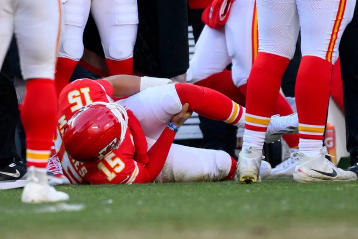 ¡Golpe mortal para Chiefs! Mahomes se lastima la rodilla y Kansas City dice adiós a playoffs