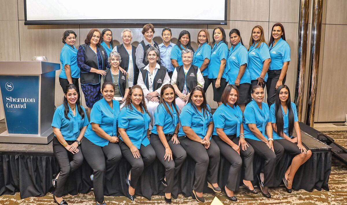 Estudian por radio y culminan sus estudios