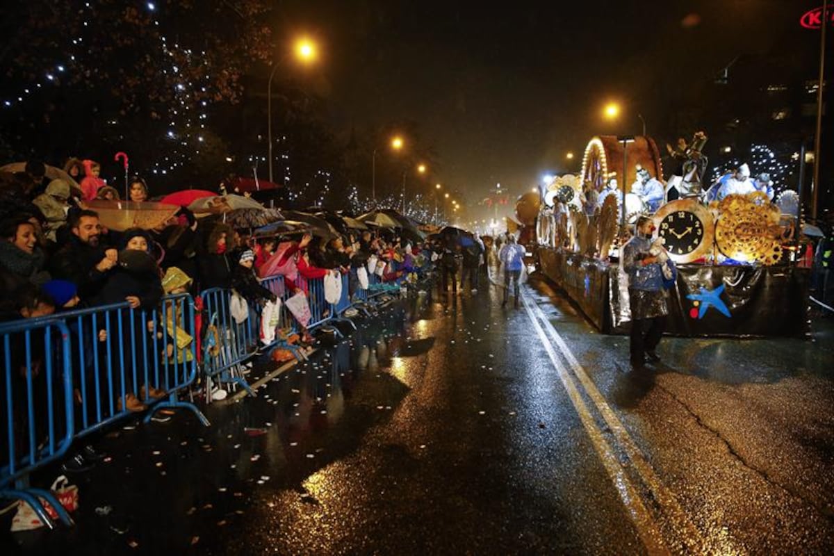 Los Reyes Magos recorren España con regalos y gestos solidarios en cabalgatas